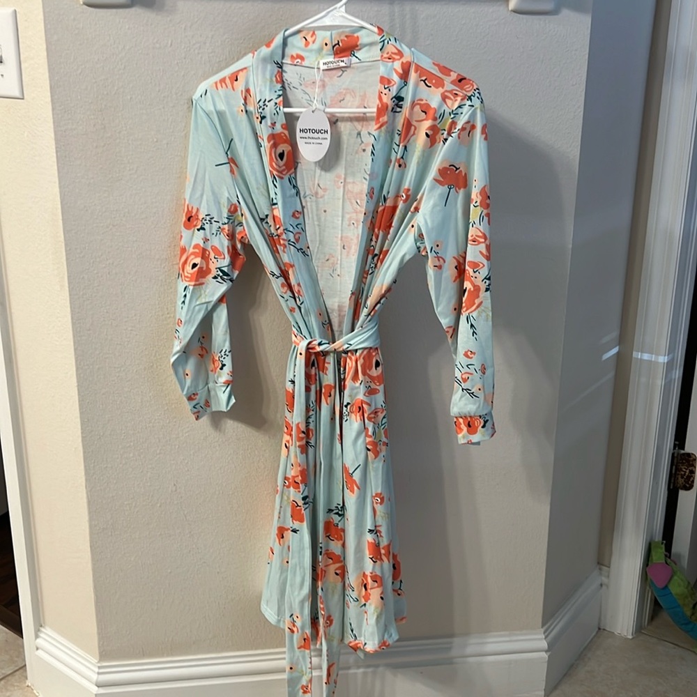 Lightweight short floral robe.